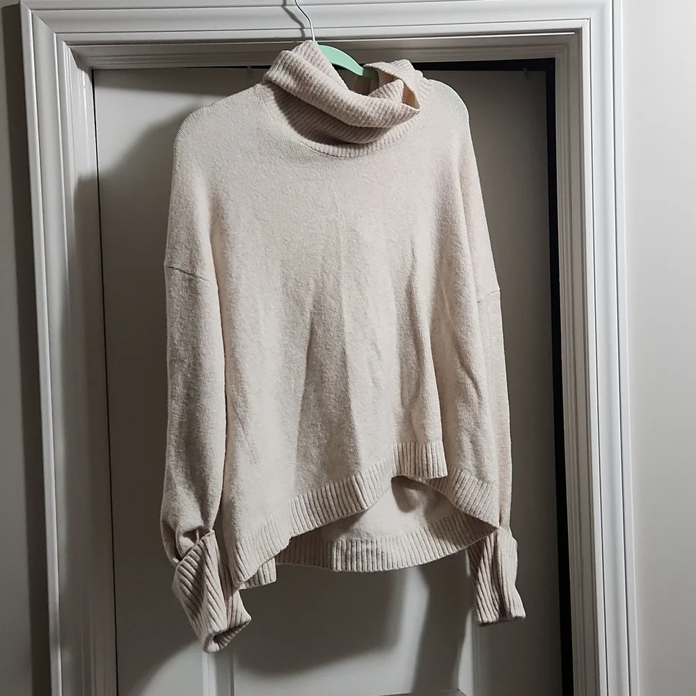 "SOLD"Nwt cream sweater - Picture 1 of 4